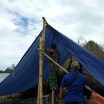 Babinsa Desa Bambu Bantu Warga Dirikan Tenda Pengungsian yang Rusak Diterpa Angin