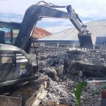 Yonzikon 14/SWS Bersihkan Reruntuhan Bangunan SMA I Mamuju : Kepsek, Kami Sangat Terbantu