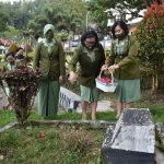 Pengurus Persit Cabang XLVIII Dim 1428/Mamasa Ziarah ke TMP di Mamasa