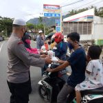 Berkah Ramadhan, Kapolsek Sendana Bagi-bagi Takjil Gratis Jelang Berbuka