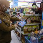 Sidak Pasar Modern,  Bupati Mamuju dan BPOM Temukan Bahan Makanan Kadaluarsa