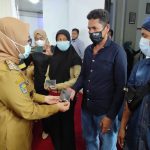 Bupati Mamuju Serahkan Secara Simbolis Dana Tunggu Hunian Kepada Korban Gempa