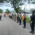 Personil Polres Polman Kembali Putar Balik Puluhan Kendaraan Pemudik di Pos Penyekatan Sulbar-Sulsel.