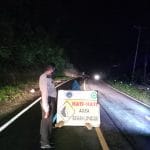 Meski Diguyur Hujan,  Personil Polres Majene Tetap Amankan Lokasi Longsor di Dusun Lombona
