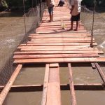 Tingkatkan Produktivitas Warganya,  Pemdes Tumonga Rehab Jembatan Gantung Tamalose