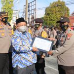 Kepala Perwakilan Ombudsman Sulbar Beri Penghargaan Kepada Personel Polresta Mamuju yang Berprestasi