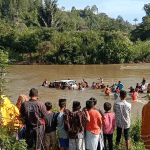 Mobil Avanza Terjun Kesungai,  3 penumpang Belum Ditemukan