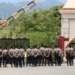 Kawal Aksi KMS, Personil Polres Mamuju Ajak Massa Aksi Patuhi Prokes