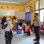 Amankan Kegiatan Vaksin, Polisi di Majene Yakinkan Masyarakat Vaksin Aman dan Halal