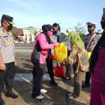 Jelang Hari Bhayangkara ke-75, Kapolda Sulbar Salurkan Bantuan Sosial Kepada Masyarakat