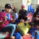 Pemdes Tumonga Bagikan Masker dan Hand Sanitizer Kepada Warganya