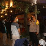 Polresta Mamuju Bersama Kodim 1418 Mamuju Distribusikan Bansos Saat Patroli Skala Besar