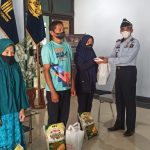 Imigrasi Mamuju Bagikan Bantuan untuk Warga Terdampak Covid-19