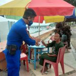 Peduli Masyarakat Sekitar Pantai SAT POLAIRUD Polres Polman Bagi Masker