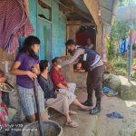 Gelar Patroli, Bhabinkamtibmas Polsek Aralle Bagi Masker Gratis Kepada Warga