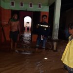 Kapolsek Wonomulyo Pantau Langsung Titik Banjir di Kecamatan Mapilli