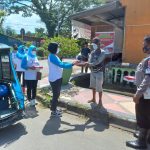 Bhayangkari dan Satlantas Polres Polman Bagikan Nasi Kotak Kepada Tukang Becak