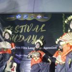 15 Mahasiswa Unhas Kenalkan Budaya Bira Melalui Festival Budaya di Hari Batik Nasional