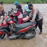Seberangi Sungai dengan Rakit Seadanya, Susuri Kebun, Kapolsek Alu Ajak Masyarakat Ikut Vaksin