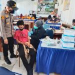 Kapolsek Wonomulyo Pantau Langsung Pelaksanaan Gerai Vaksinasi Presisi Klinik Bhayangkara di SMK YPPP Wonomulyo
