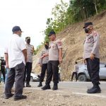 Kapolda Sulbar Turun Langsung Pantau Perbaikan Jalan Trans Sulawesi