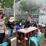 Hari Libur, Gerai Vaksin Polres Polman Tetap Berikan Pelayanan Vaksinasi di Pantai Bahari Polewal