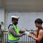 Cegah Penyebaran Covid-19, Sat Lantas Polres Mamasa Bagikan Masker Gratis