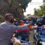 Di Lokasi Longsor, Personil Polres Majene Sosialisasi Tertib Berkendara dan Berbagi Masker