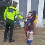 Sat Lantas Polres Mamasa Tekan Penyebaran Covid-19 dengan Membagikan Masker Gratis