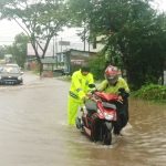 Banjir Genangi Ruas Jalan Di Majene, Polisi Bantu Dorong Motor Warga
