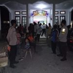 Personel Polsek Bambalamotu Lakukan Pengamanan Ibadah Perayaan Natal di Gereja