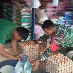 Babinsa 1418-03/Kalukku Masuk Dapur Warga