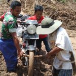 Babinsa Koramil 1428-02/Sumarorong, Serda Muhamad Afif memantau wilayah Binaan