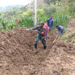 Babinsa Koramil Mambi Ajak Warga Melalukan Karya Bakti Bersihkan Meterial Longsor