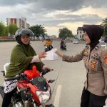 Biro Logistik Polda Sulbar Bagikan Takjil Bagi Pengendara