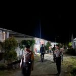 Personil Polres Mamuju Tengah Melakukan Patroli Jalan Kaki Keliling Perumahan Ditinggal Mudik Oleh Warga.