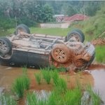 Mobil Kadis Perhubungan Sulbar Terjun Kesawah Warga