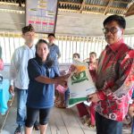 Tekan Inflasi, Pj Bupati Mamasa Salurkan Bantuan Pangan di Desa Mesakada