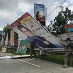 Bawaslu Mamuju Tertibkan Baliho Caleg yang Melanggar Aturan