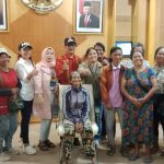 Puluhan Emak-Emak Pedagang Pasar Sambangi Kantor Bupati Mamasa
