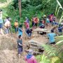 Dinas PUPR Mamasa, Kerahkan Alat Berat Buka Jalan ke Baruru yang Terputus Akibat Longsor
