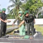 Kasrem 142 Tatag Pimpin Ziarah Rombongan di TMP Pattidi