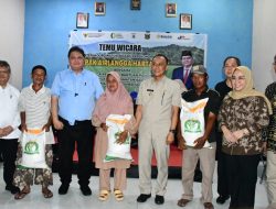 Mengko Bidang Perekonomian Salurkan Bantuan Beras di Mamuju Sulbar