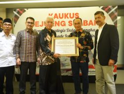 Tokoh Pendiri Sulbar Beri Penghargaan Kepada Pj Gubernur Sulbar