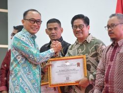 Pj Gubernur Sulbar Berikan Penghargaan Kepada Dr. Yakub F Solon