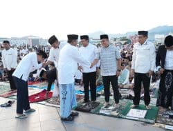 Salat Idul Adha di Anjungan Pantai Manakarra Berlangsung Khidmat, PJ Bahtiar: Jaga Kebersamaan