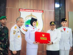 Pj Gubernur Sulbar Serahkan Duplikat Bendera Merah Putih Kepada Paskibraka 
