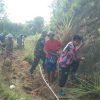 Babinsa Kodim Mamasa bersihkan saluran Air Guna Mengantisipasi Banjir Saat Musim Hujan
