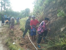 Babinsa Kodim Mamasa bersihkan saluran Air Guna Mengantisipasi Banjir Saat Musim Hujan