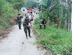 Babinsa Koramil Sumarorong Bersama Warga Binaannya Melaksanakan Karya Bakti